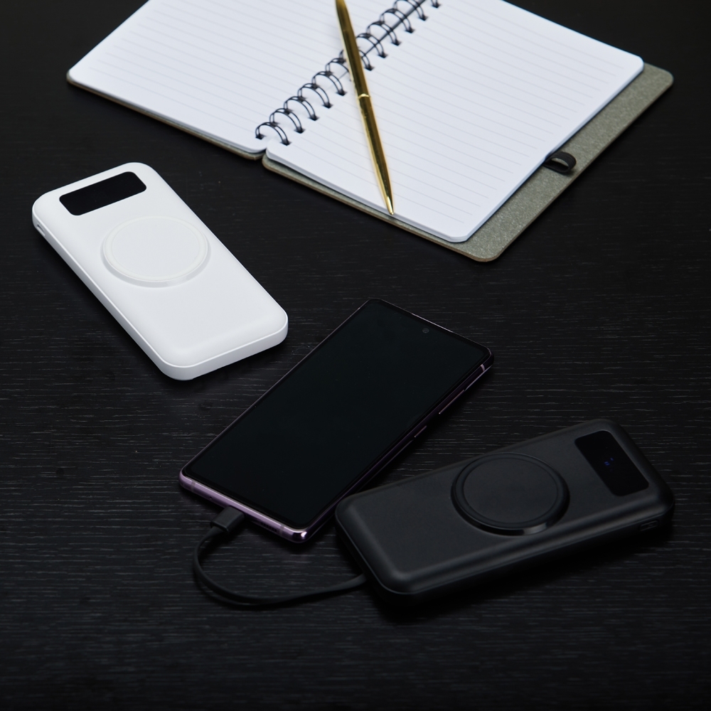 Power-Bank-10-000mAh-com-Carregamento-via-Inducao-ou-via-Cabo-17875d1-1702556234 Power bank 10.000mAh com carregamento via indução ou via cabo - Imagem 1